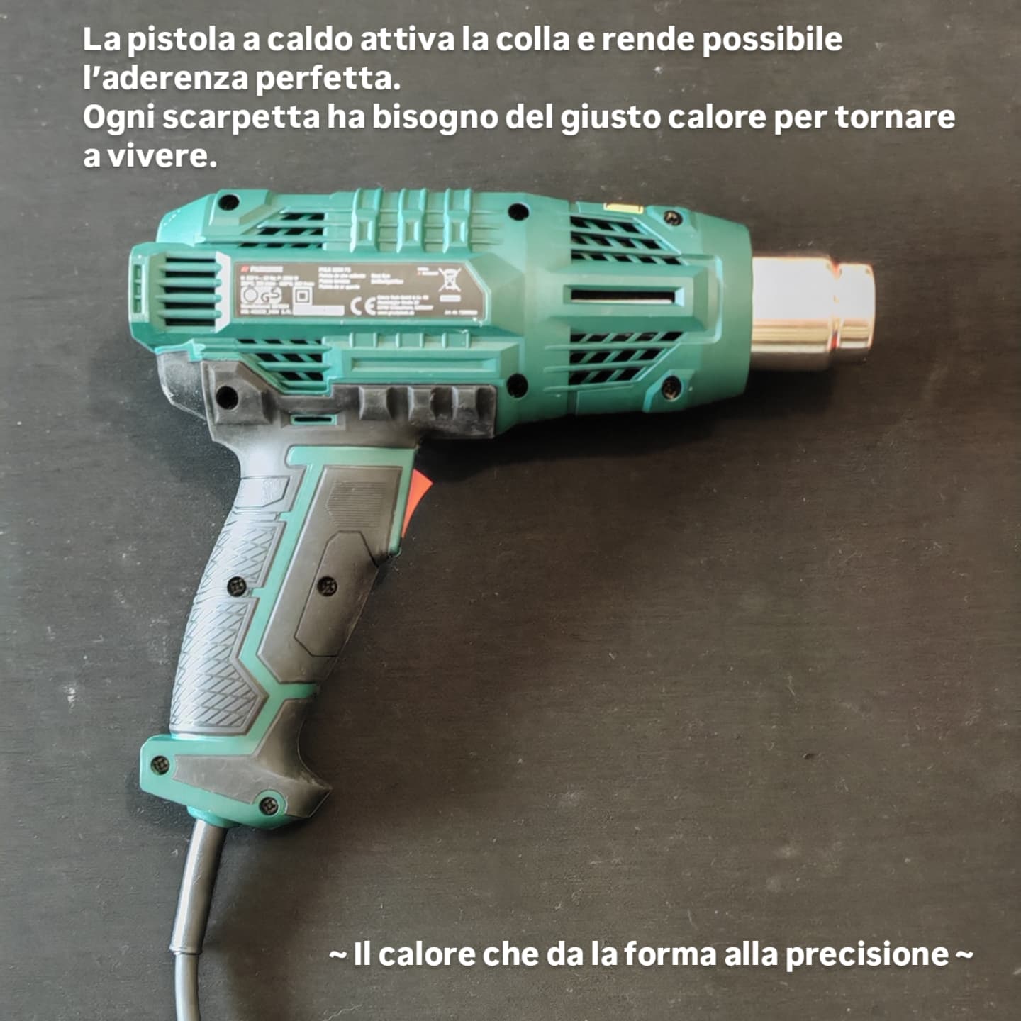 Pistola a caldo per attivare la colla e garantire aderenza perfetta